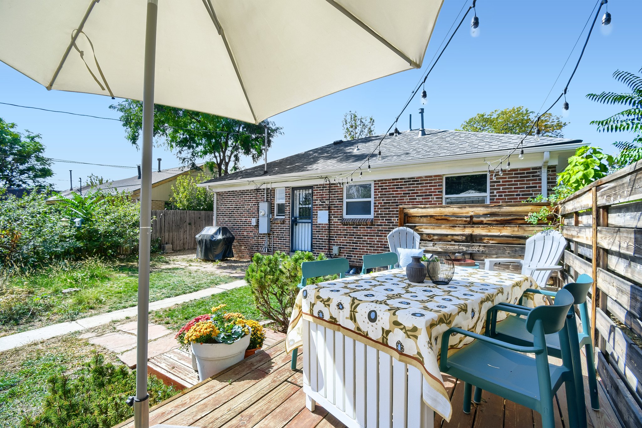 Back deck with privacy screen